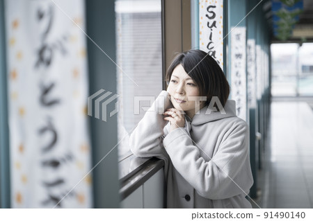 一個女人盯著車站的鐵軌 91490140