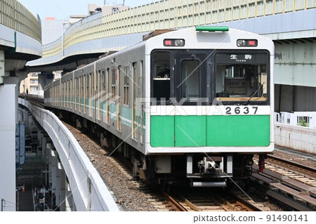 穿過高架路段的Osaka Metro中央線20號線往生駒方向 穿過高架路段的Osaka Metro中央線20號線往生駒方向 91490141