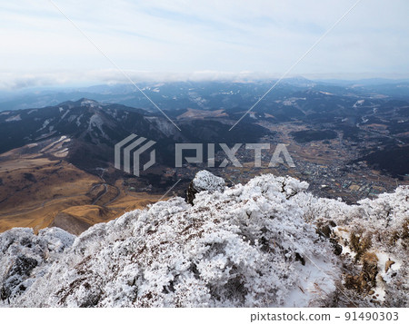 View from Mt. Yufu of hoarfrost Kawakami, Yufuin Town, Yufu City, Oita Prefecture View from Mt. Yufu of hoarfrost Kawakami, Yufuin Town, Yufu City, Oita Prefecture 91490303