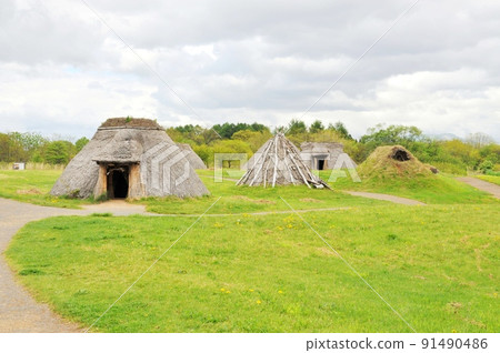 [Aomori City, a large-scale settlement trace from the middle to the end of the middle Jomon period, Sannai Maruyama Site, recreated dwellings] 91490486