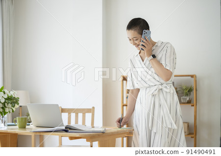中年婦女在家工作的形象 中年婦女在家工作的形象 91490491