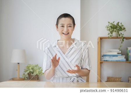 Middle woman talking looking at the camera 91490631