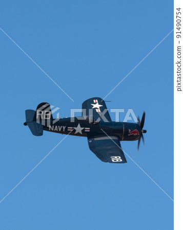 U.S. Navy F4U-4 Corsair carrier-capable fighter turn 91490754