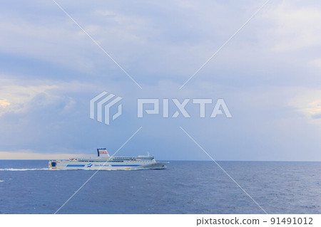Shin Nihonkai Ferry "Hamanasu" passing by at sea Shin Nihonkai Ferry "Hamanasu" passing by at sea 91491012