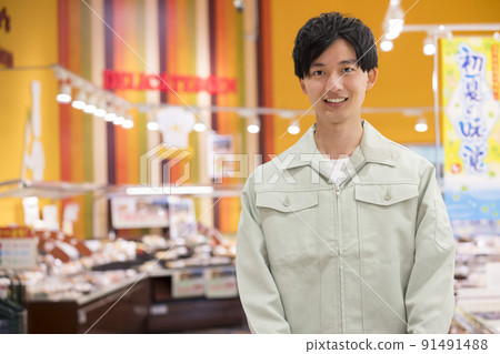 一個穿著工作服的年輕人在超市購物 一個穿著工作服的年輕人在超市購物 91491488