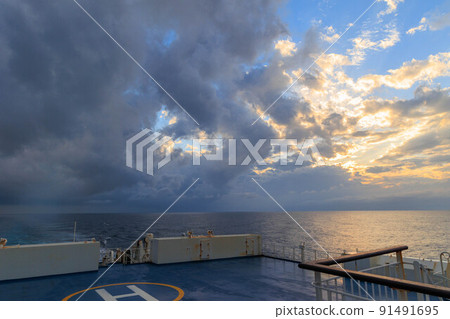 從新日本海渡輪的船上看到的地平線之海 91491695