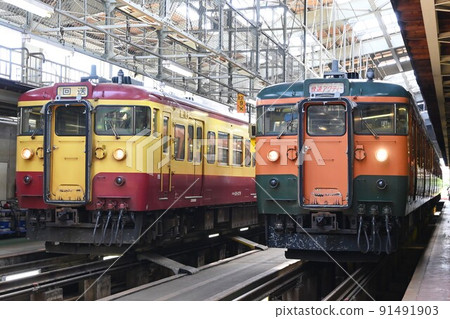 Niigata-colored and Shonan-colored 115 series lined up at the depot 91491903