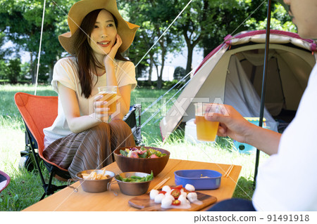 享受野營的年輕日本夫婦 91491918