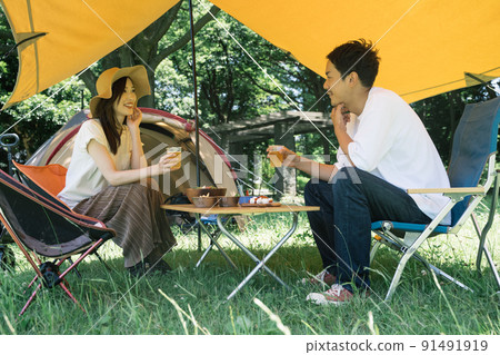 享受野營的年輕日本夫婦 91491919