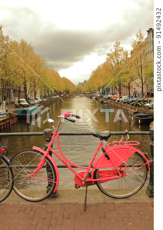 Cityscape of Amsterdam, the Netherlands Pink bicycle 91492432