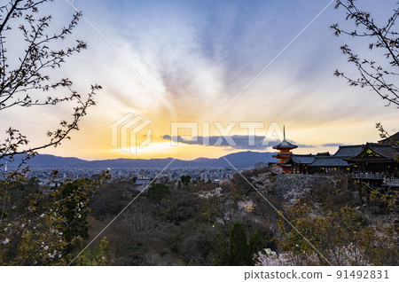 Kyoto Kiyomizudera evening view 91492831