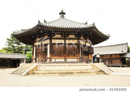 [Ikaruga Town, a world cultural heritage, a temple related to Prince Shotoku, the oldest existing wooden building group in the world, Horyuji Yumeden] 91492895