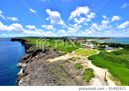 殘波岬燈塔 殘波岬燈塔 從殘波岬燈塔眺望沖繩本島的最西端，沖繩縣讀谷村 91492921