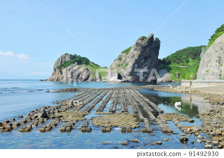 [Saimura Shimokita Peninsula National Park, Two Giant Rocks for Matchmaking (Men's Kakeiwa in the foreground)] 91492930