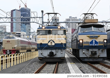 285 series train passing by EF65 type and EF66 type 285 series train passing by EF65 type and EF66 type 91494388