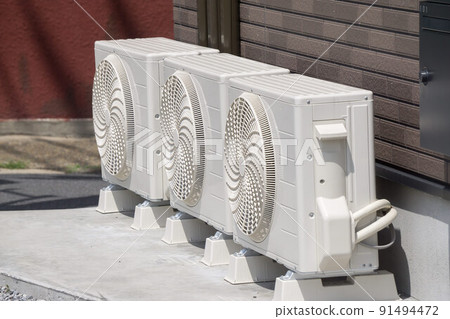 在一系列公寓中排成一列的室外單元 91494472