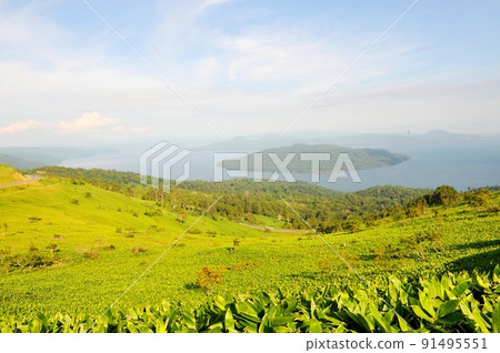 [Teshikaga Town, Akan Mashu National Park, Japan's largest caldera lake, Lake Kussharo and Nakajima seen from Bihoro Pass Observatory] 91495551