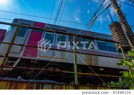 火車和藍天穿過 JR 山陽本線的一座舊鐵路橋 91496116