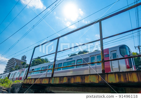 火車和藍天穿過 JR 山陽本線的一座舊鐵路橋 91496118