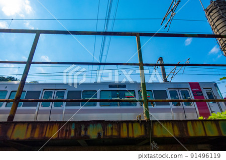 火車和藍天穿過 JR 山陽本線的一座舊鐵路橋 91496119