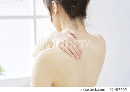 A woman who cares for her back in the living room 91497795
