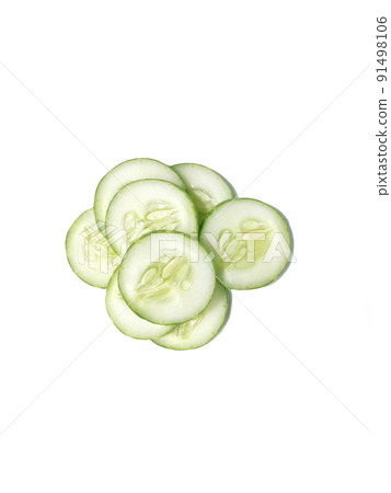 cucumber slice, isolated on a white background 91498106