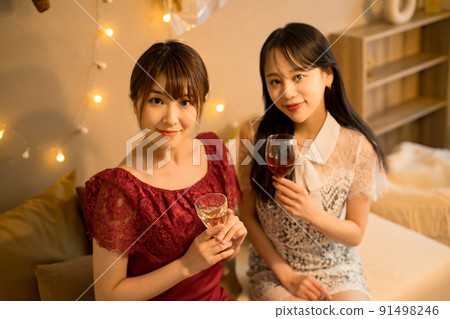 一個女人在室內敬酒 91498246