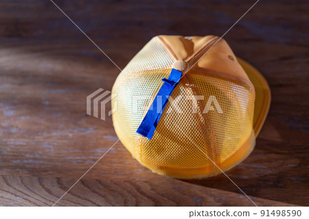 Sew a ribbon on the yellow hat 91498590