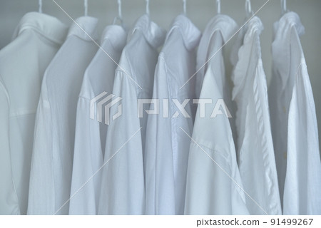 衣櫃裡的白襯衫 91499267