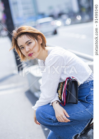 坐在路邊的女人 坐在路邊的女人 91499340