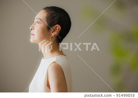 頭髮很短的女人 頭髮很短的女人 91499858