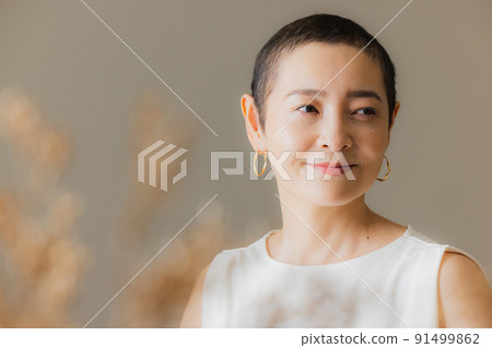 頭髮很短的女人 91499862