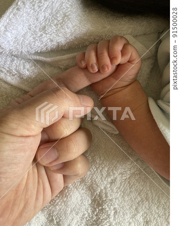 睡覺時捏媽媽手指的嬰兒 睡覺時捏媽媽手指的嬰兒 91500028