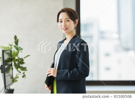 Middle career woman 91500506