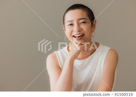 頭髮很短的女人 頭髮很短的女人 91500519