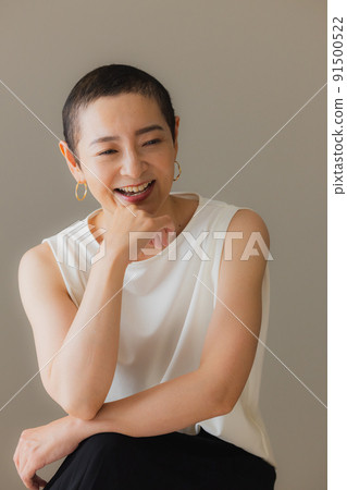 Woman with very short hair Woman with very short hair 91500522