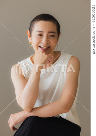 頭髮很短的女人 91500523