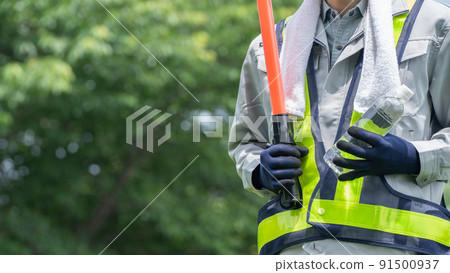 男保安用 PET 瓶裝水 | 建築和安全行業中暑措施的形象 91500937