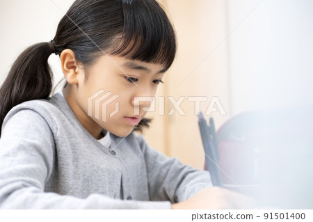Elementary school girl studying 91501400