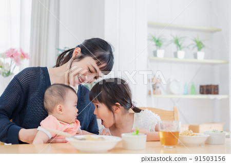 一個照顧嬰兒的孩子 一個照顧嬰兒的孩子 91503156