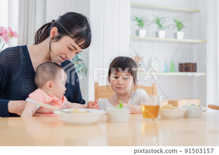 一個照顧嬰兒的孩子 一個照顧嬰兒的孩子 91503157