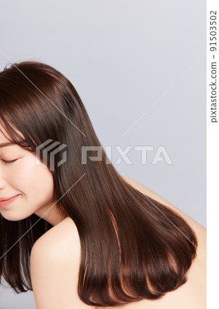 美麗的年輕日本女人與美麗的頭髮 91503502