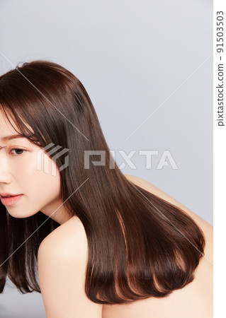 美麗的年輕日本女人與美麗的頭髮 91503503