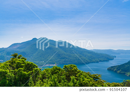 Hakone Mt. Central Crater Hill and Lake Ashinoko as seen from Hakone Lake Ashinoko Observatory Park 91504107