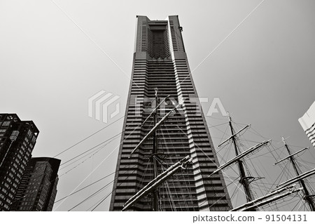 Monochrome Yokohama symbol Round tower The mast of a sailing ship and the expanding blue sky Monochrome Yokohama symbol Round tower The mast of a sailing ship and the expanding blue sky 91504131