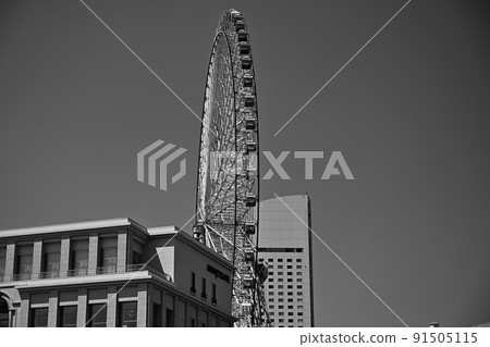 Monochrome Yokohama Minatomirai Ferris Wheel and the open blue sky 91505115