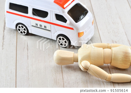 Dolls and ambulances lying on the floor 91505614