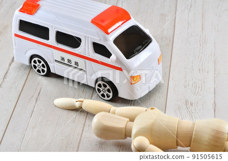 躺在地板上的玩偶和救護車 91505615