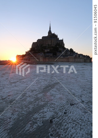 Evening view of Mont Saint Michel, France 91506045