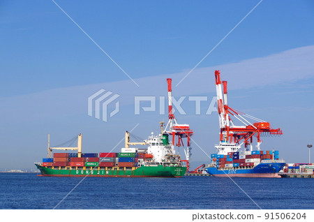 Arrival of a container ship at Kobe Port 91506204